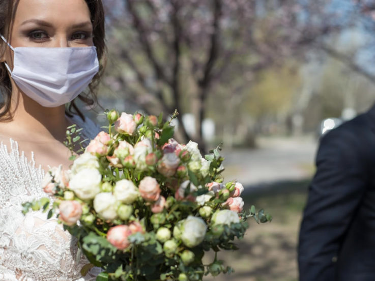 bride-and-groom-in-protective-masks